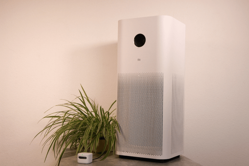 Der Xiaomi Mi Air Purifier Pro H Luftreiniger steht auf einem Tisch neben einer Pflanze